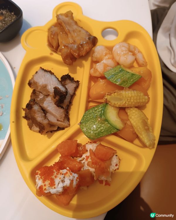 香港迪士尼好萊塢酒店藝彩廚的自助午餐放題，出色點係泰式豬頸肉...