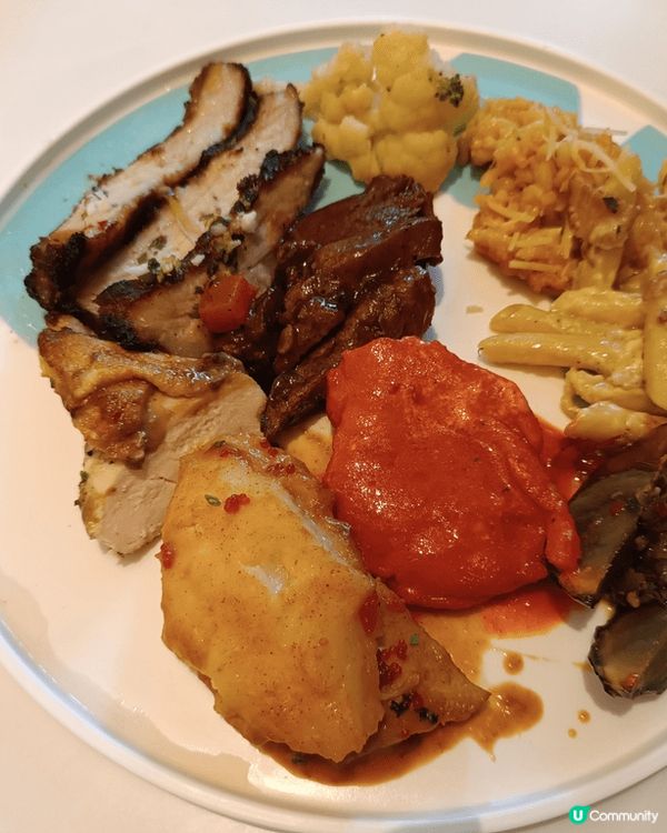 香港迪士尼好萊塢酒店藝彩廚的自助午餐放題，出色點係泰式豬頸肉...