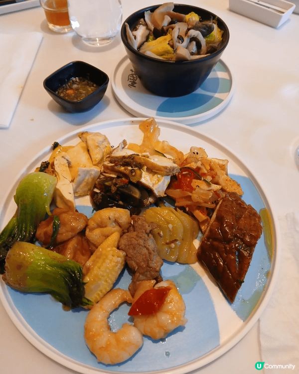 香港迪士尼好萊塢酒店藝彩廚的自助午餐放題，出色點係泰式豬頸肉...