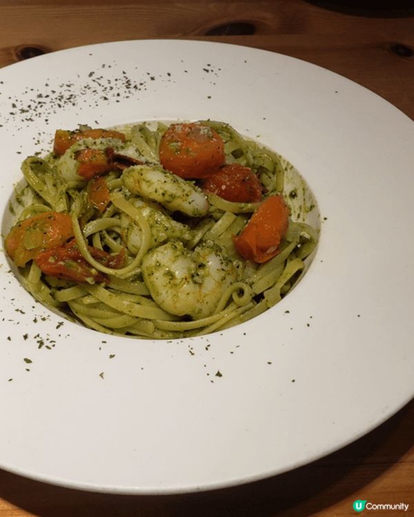 這間位於牛頭角德寶商場KURI CAFE ，刺蝟主題木系裝修...