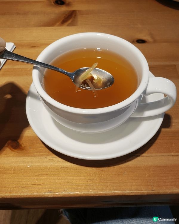 這間位於牛頭角德寶商場KURI CAFE ，刺蝟主題木系裝修...