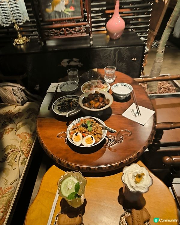 這個是慶祝生日，呢間特色餐廳環境好靚，好多花，會不定時嘖煙霧...