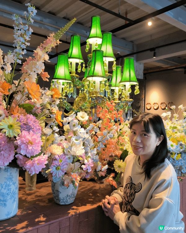 這個是慶祝生日，呢間特色餐廳環境好靚，好多花，會不定時嘖煙霧...