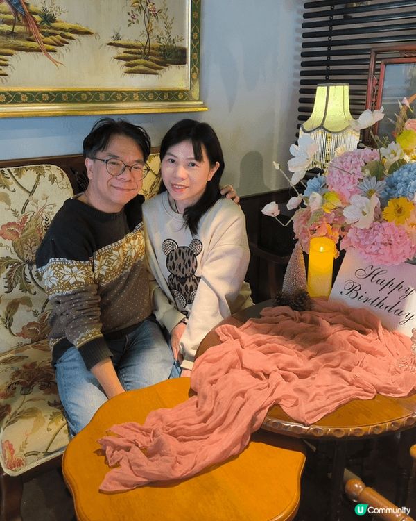 這個是慶祝生日，呢間特色餐廳環境好靚，好多花，會不定時嘖煙霧...