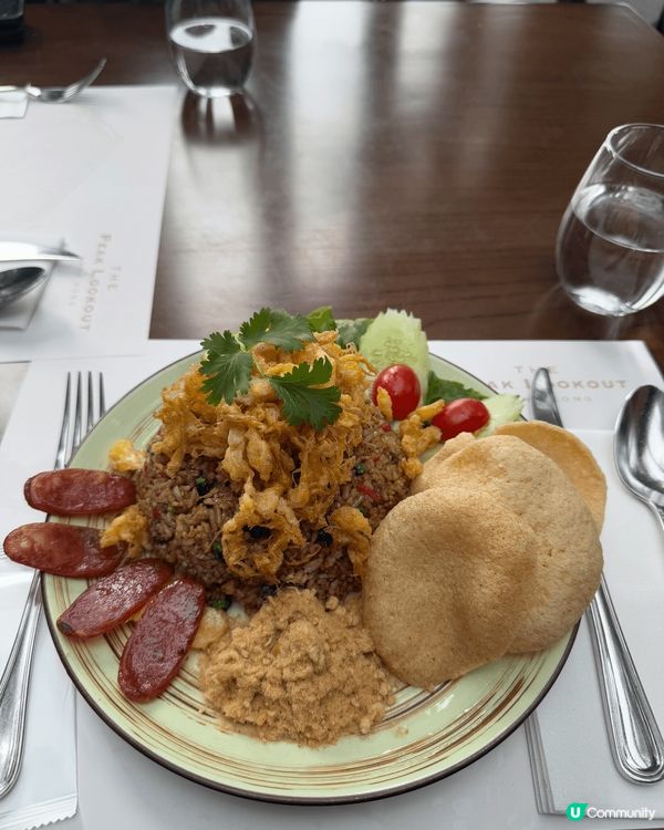 早前帶老婆去山頂食老字號「太平山餐廳」，嗌左泰式肉碎蝦醬炒飯...