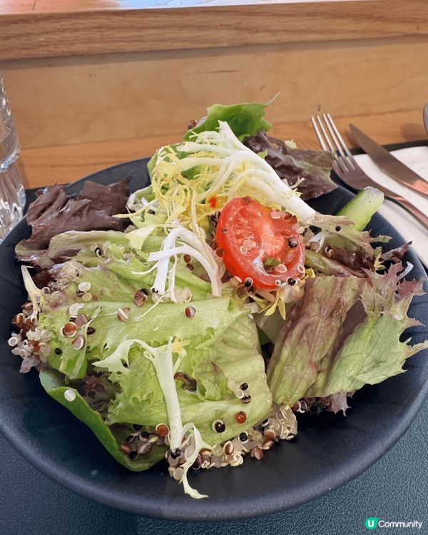 今日嚟到Relish, 有一種和諧日式風，裝修好舒服，近窗邊...