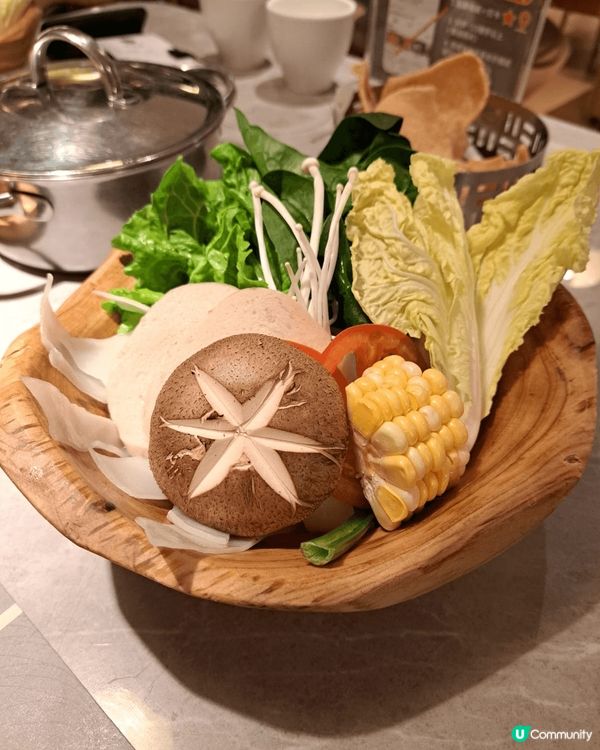 今日經過見到一個主打泰國邊爐，一人一鍋，湯底有椰子雞，牛肋骨...