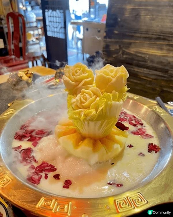 最近和朋友來到「大滾友火鍋」打邊爐，餐廳裝修以宮廷風為主，店...