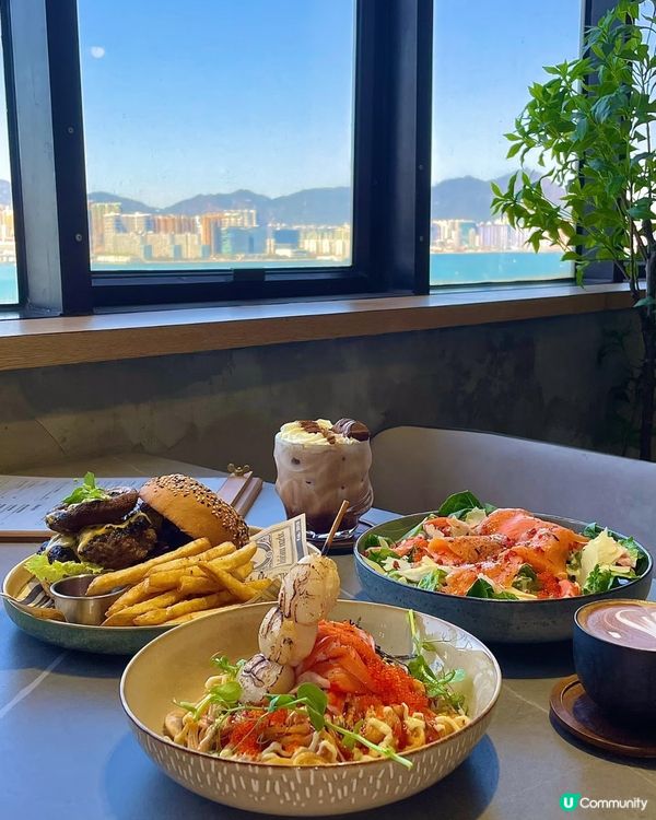 海景餐廳嘆下午茶 ☕️  
維港靚景配美食，幸福感滿滿🥰