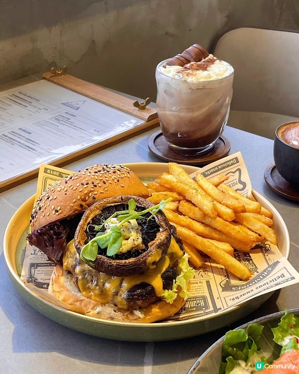 海景餐廳嘆下午茶 ☕️  
維港靚景配美食，幸福感滿滿🥰