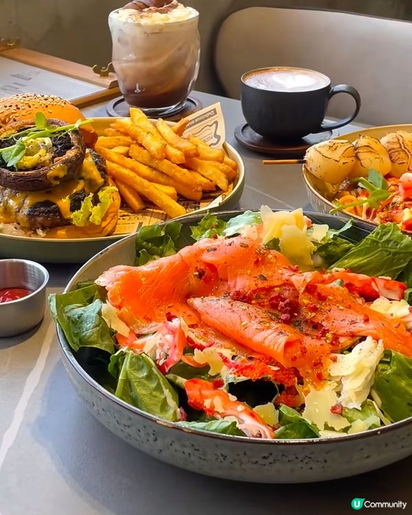 海景餐廳嘆下午茶 ☕️  
維港靚景配美食，幸福感滿滿🥰