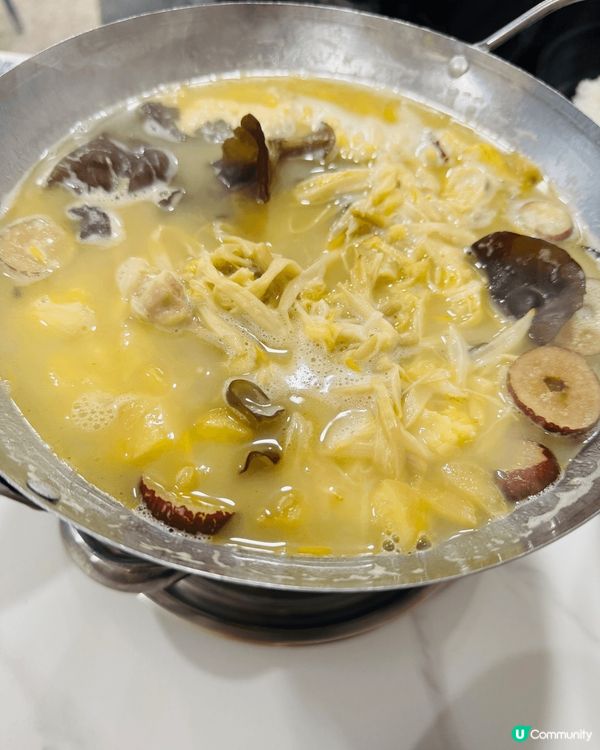 長沙灣嘅一鍋雞由粵菜大廚主理，每一款雞湯鍋連白飯或米線，＄5...