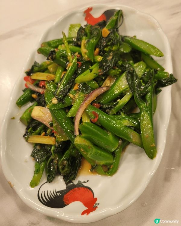 黃大仙海南雞飯嫩滑有雞味，炒金邊粉夠鍋氣，春卷炸得出色夠香脆...