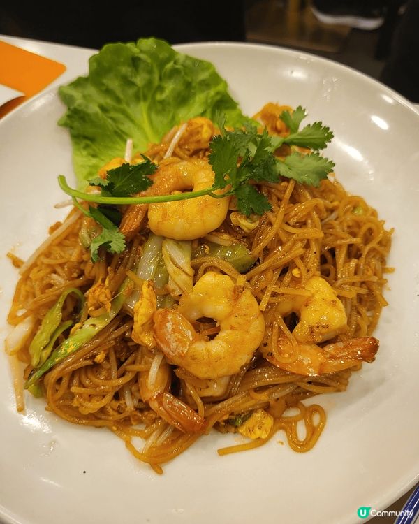 黃大仙海南雞飯嫩滑有雞味，炒金邊粉夠鍋氣，春卷炸得出色夠香脆...