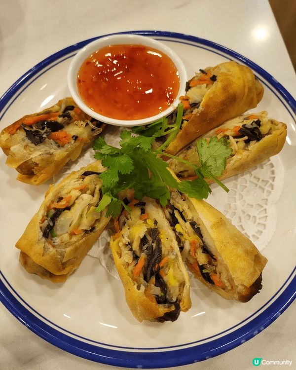 黃大仙海南雞飯嫩滑有雞味，炒金邊粉夠鍋氣，春卷炸得出色夠香脆...