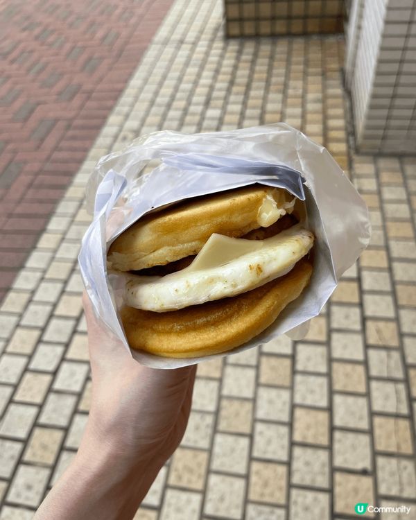 過咗一段時間，但荃灣的熱香餅漢堡同開心果燒餅仍然好受歡迎。週...