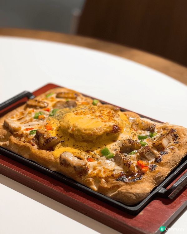 Cafe空間感十足，仲有個打卡位用左一千個網球佈置牆身🎾真係...