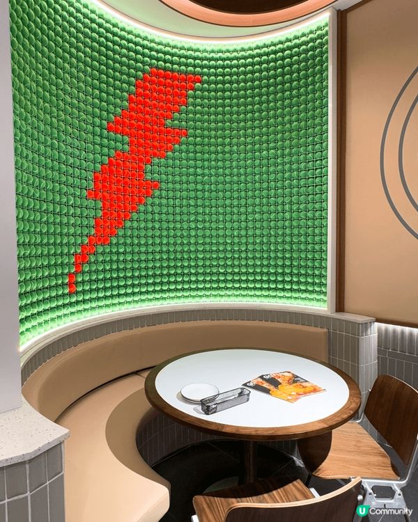 Cafe空間感十足，仲有個打卡位用左一千個網球佈置牆身🎾真係...