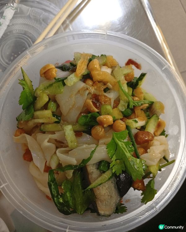 第一張是泰式蝦米卷。第二張是涼皮加皮蛋。第三張是茉莉奶綠。蝦...