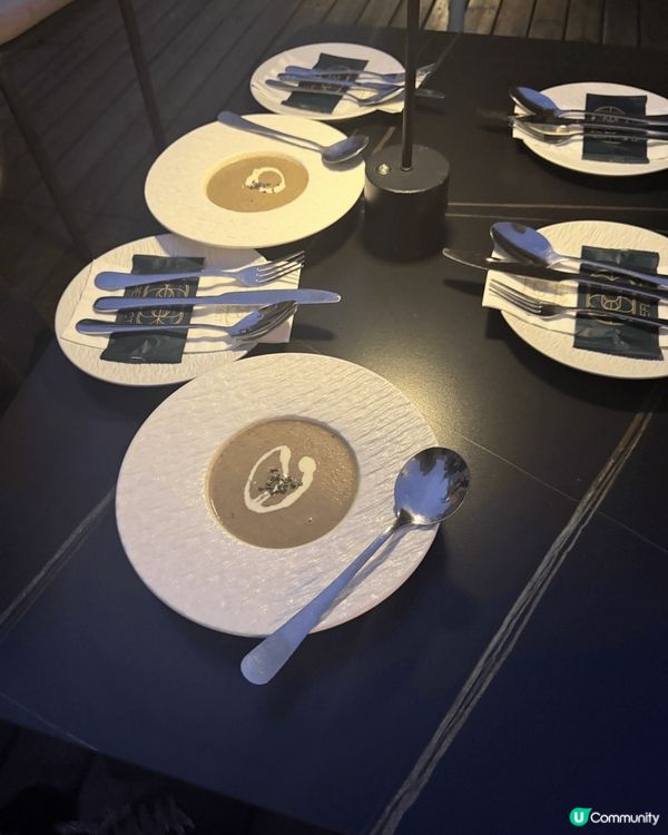 這間餐廳的食物十分出色 牛排入口即溶 意粉也很掛汁 酒都很清...