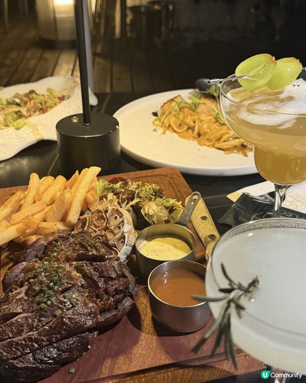 這間餐廳的食物十分出色 牛排入口即溶 意粉也很掛汁 酒都很清...