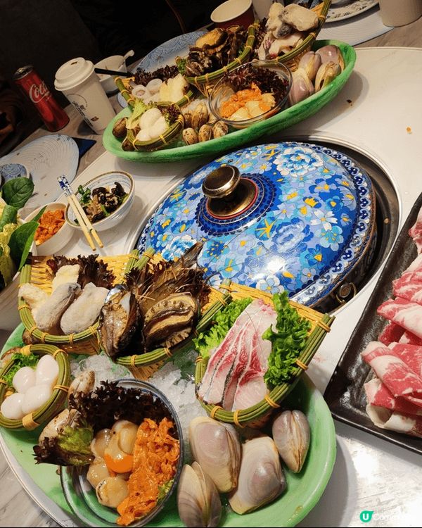 尖沙咀家嫂一家大小的火鍋放題，先有一隻巨大刺身船，海膽及蝦鮮...