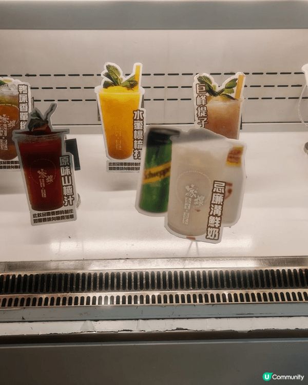 尖沙咀家嫂一家大小的火鍋放題，先有一隻巨大刺身船，海膽及蝦鮮...