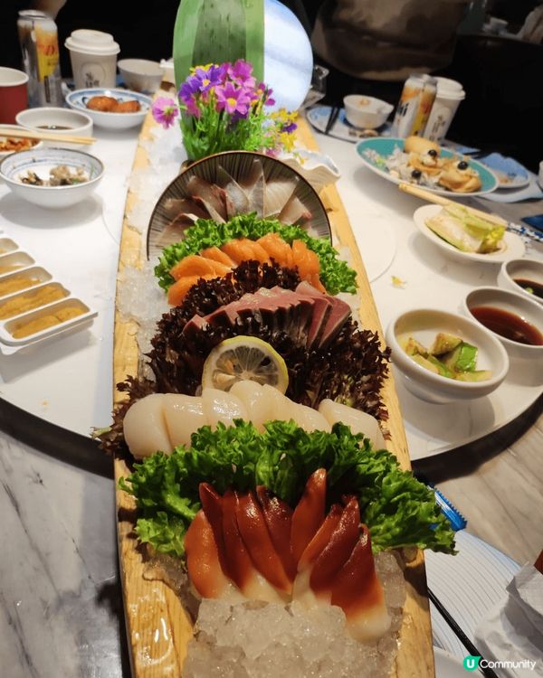 尖沙咀家嫂一家大小的火鍋放題，先有一隻巨大刺身船，海膽及蝦鮮...