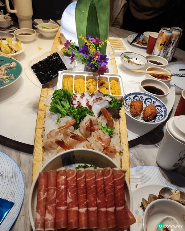 尖沙咀家嫂一家大小的火鍋放題，先有一隻巨大刺身船，海膽及蝦鮮...