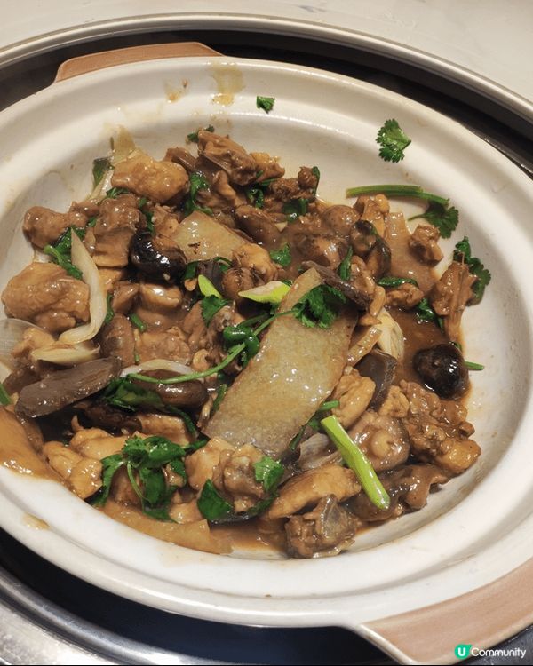 尖沙咀家嫂一家大小的火鍋放題，先有一隻巨大刺身船，海膽及蝦鮮...