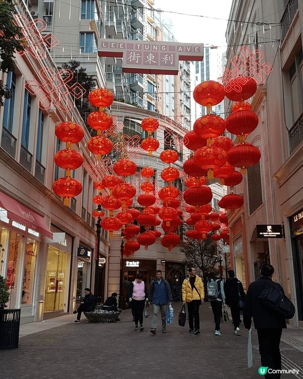 我每次沿着莊士敦道走，經過小販排檔密佈的太原街，平民生活感強...