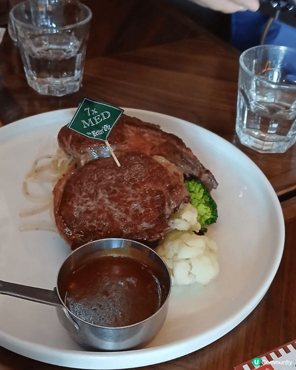 我最欣賞酒店餐廳這個設施。首先，是由Karl Lagerfe...