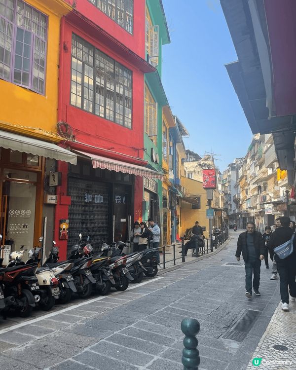 澳門關前街一帶近年開發成特色老街，該區不但仍保留本澳傳統產業...