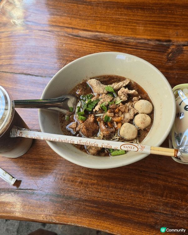 以上是我去泰國曼谷旅遊，第一張相是在鄭王廟度影的，哪裏的建築...