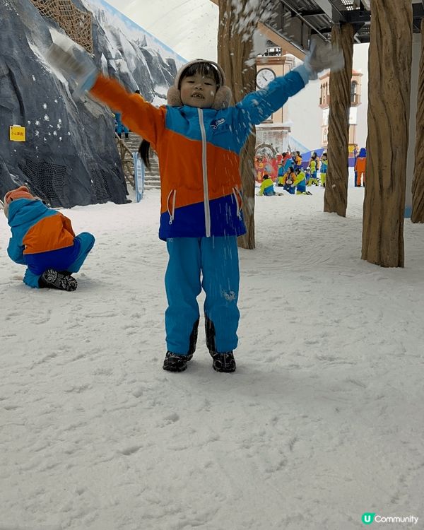 深圳最大滑雪場 卡魯冰雪世界，娛雪區比滑雪區設施更為豐富，特...