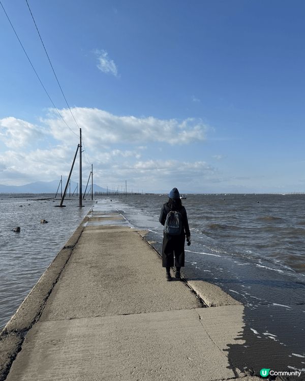 日本熊本縣海邊阿部田海床路係一個好有特色嘅景點，喺潮退嘅時候...