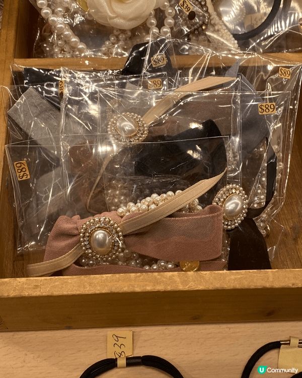 很喜歡用蝴蝶結來打扮一下，簡單又特別，又可再飾品地方買到，平...