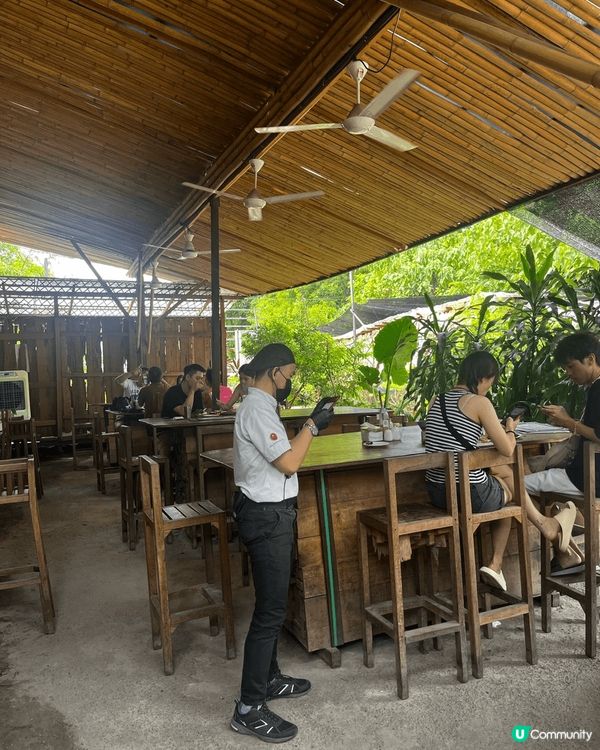 位於檳城的紅山木器有限公司，其實是一家頗為特別的咖啡店。分別...