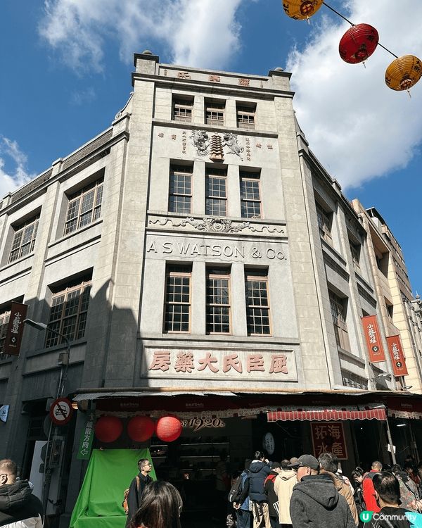 新年嘅台北迪化街，掛上七彩燈籠，陪襯藍天白雲底，點影都咁靚。...