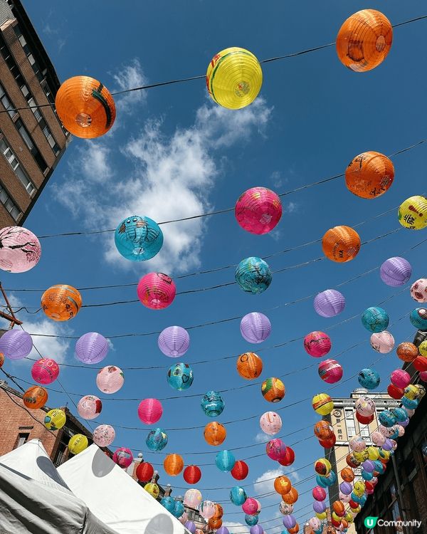 新年嘅台北迪化街，掛上七彩燈籠，陪襯藍天白雲底，點影都咁靚。...