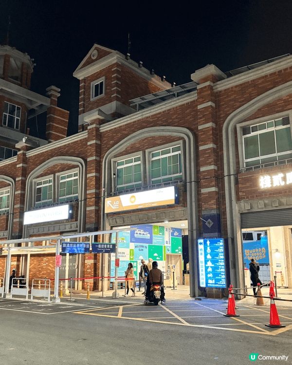 去高雄必去的旗津，沿路走上燈塔只要20分鐘，途中經過炮台，眺...