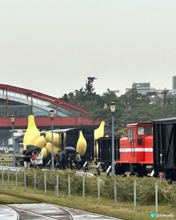 去高雄必去的旗津，沿路走上燈塔只要20分鐘，途中經過炮台，眺...