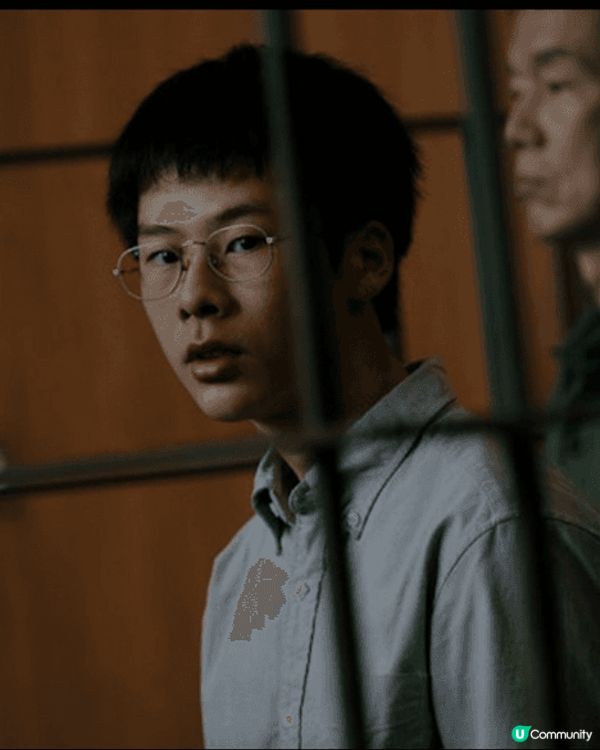 首先，我認為「爸爸」嘅電影海報設計與拍攝手法來得非常貼切。從...