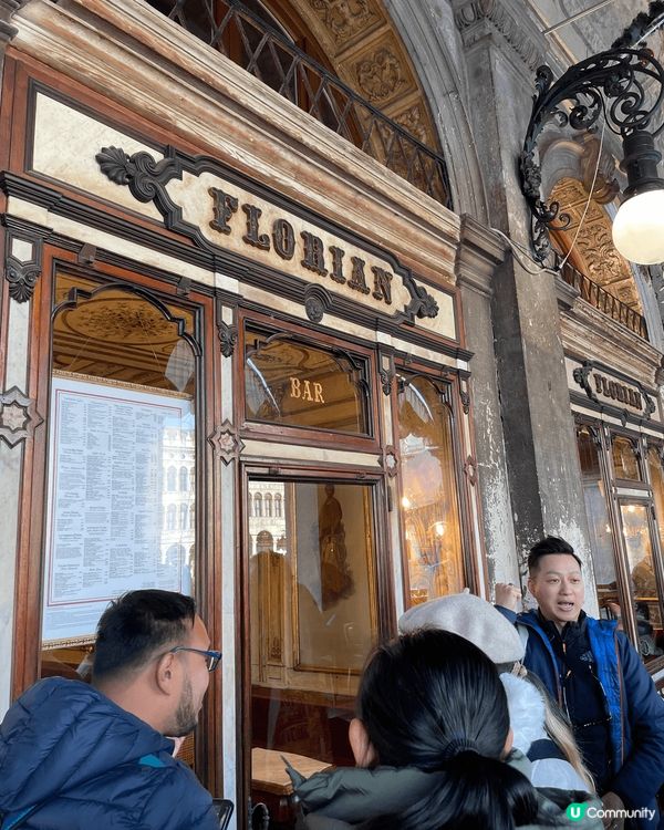 意大利caffe Florian 飲咖啡及甜餅。 好有名氣因...