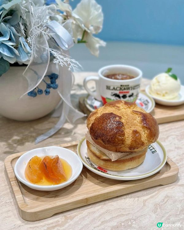 黎到呢度梗係要食呢排好紅嘅港式奶茶 Creme Brulee & 鵝肝酸種菠蘿油啦😍