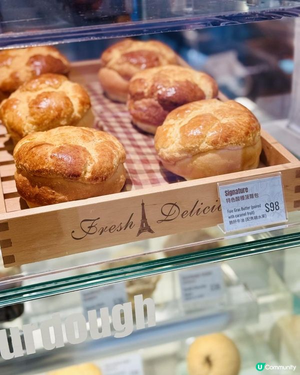 黎到呢度梗係要食呢排好紅嘅港式奶茶 Creme Brulee & 鵝肝酸種菠蘿油啦😍