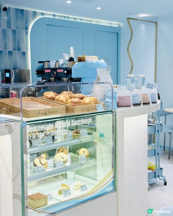 黎到呢度梗係要食呢排好紅嘅港式奶茶 Creme Brulee & 鵝肝酸種菠蘿油啦😍