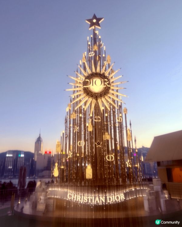 尖沙咀K11musea海旁2024年聖誕Dior 聖誕樹，閃...