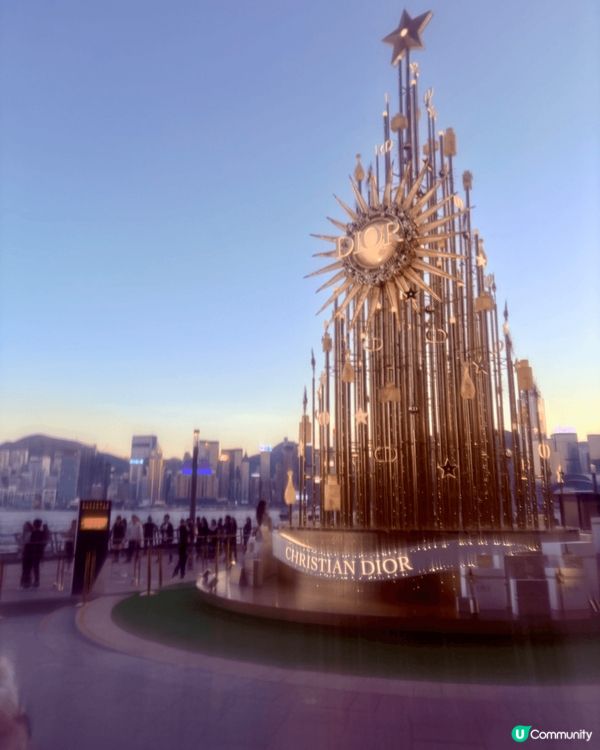 尖沙咀K11musea海旁2024年聖誕Dior 聖誕樹，閃...