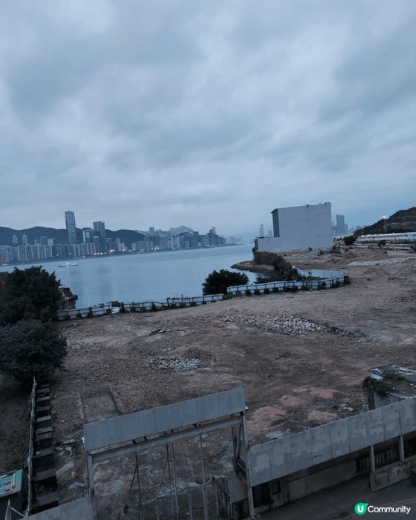 在油塘B出口望下去，由開始填海至現在，我每天也來望一望個海，...